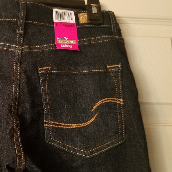 Levi Jean's - Picture 3 of 3